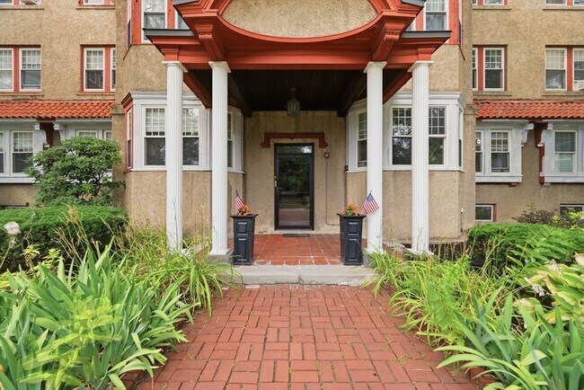 Building Photo - 585 Franklin St