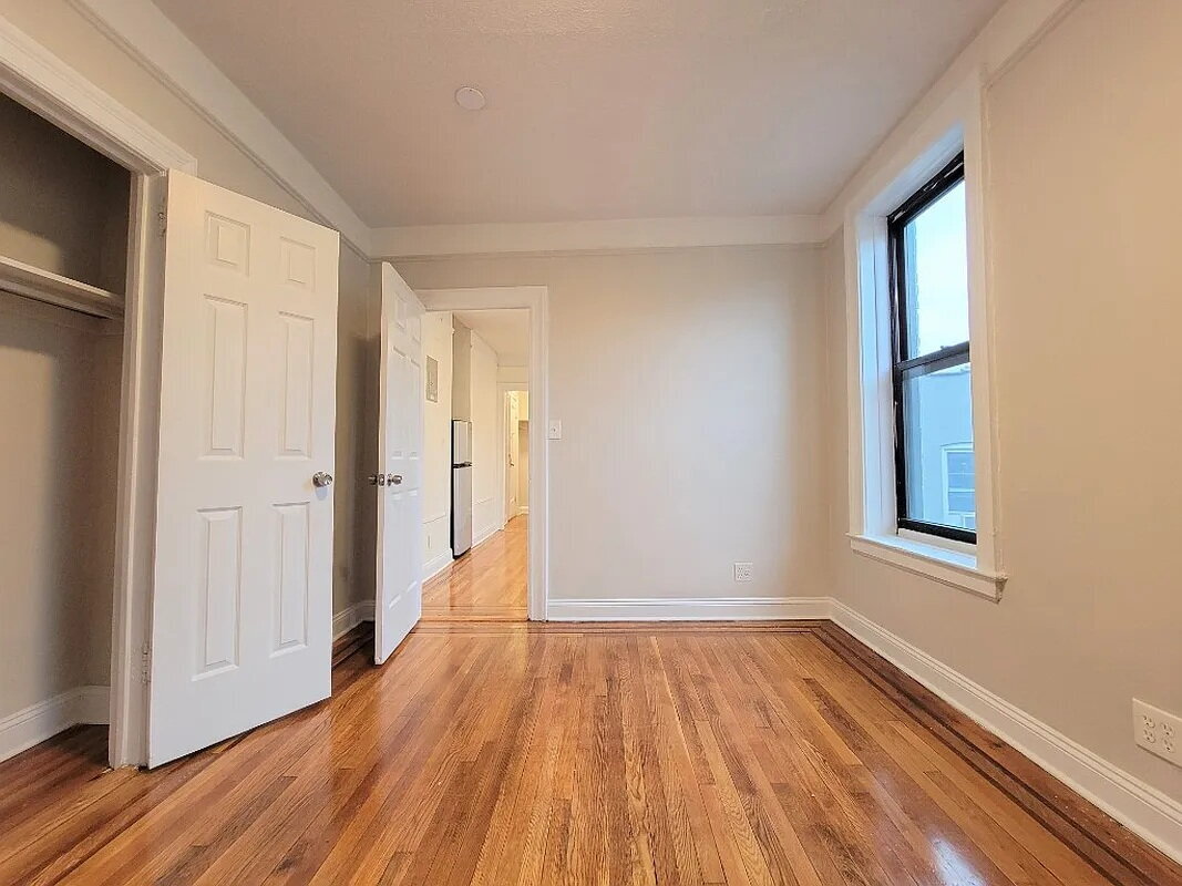 Foto principal - "Charming 1-Bedroom Oasis with Hardwood Fl...