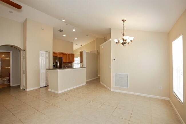 Building Photo - 123 Country Club Way