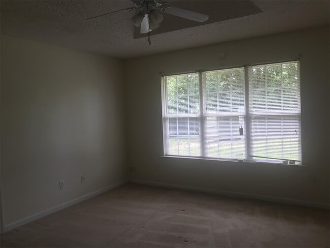 Building Photo - 271 Bobbie St