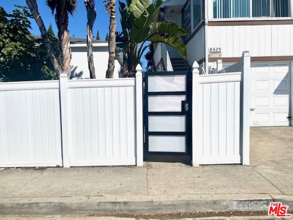 Foto principal - 8525 1/2 Cadillac Ave-8525