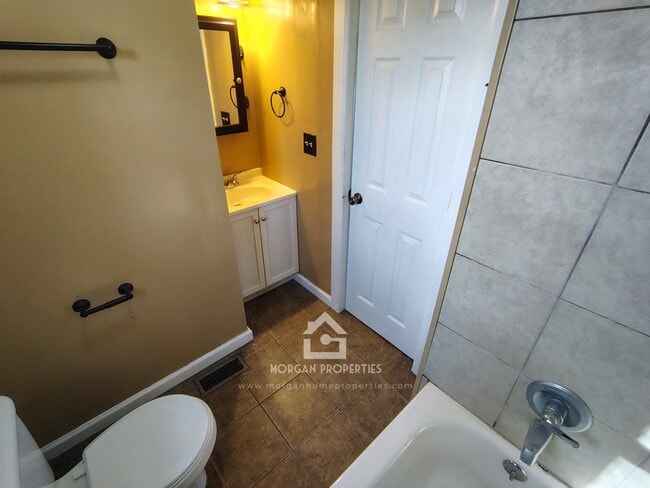 Building Photo - 2104 Drexel Dr