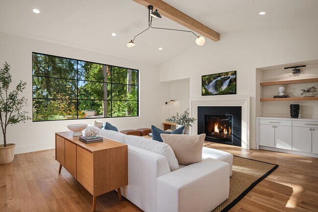 Building Photo - 7Bd/6.5Ba Bellevue Home