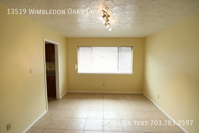 Building Photo - Cozy 3 bedroom 2 bath home available early...