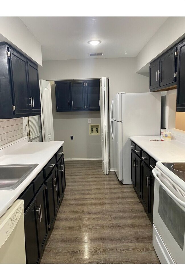 Foto del edificio - Cozy 3-Bedroom Townhome Close to Base and Shopping