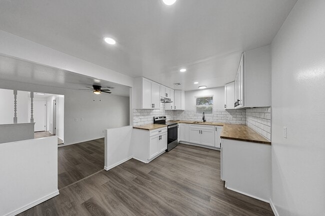 Foto del edificio - 3232 Parker Dr