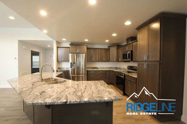 Building Photo - Newer Built Townhome Ready for Lease!