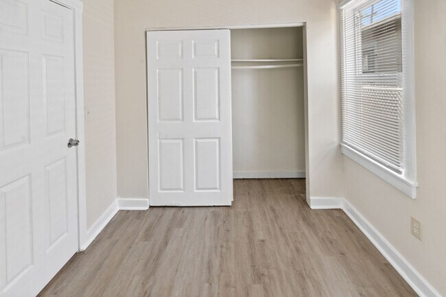Building Photo - Great 4 Bedroom 2 Bath House
