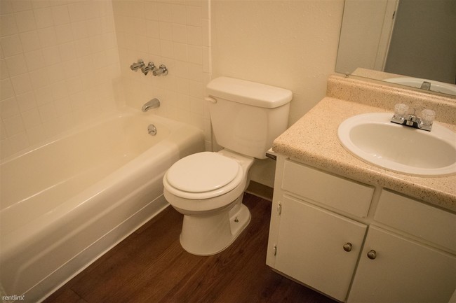 Building Photo - 2 br, 1 bath Apartment - 772 Green Rd Apt 207
