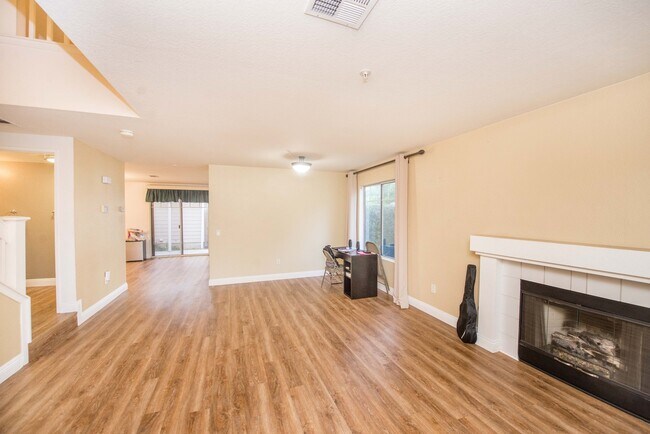 Foto del edificio - Beautiful Townhouse in the desirable Anaheim Packing District!