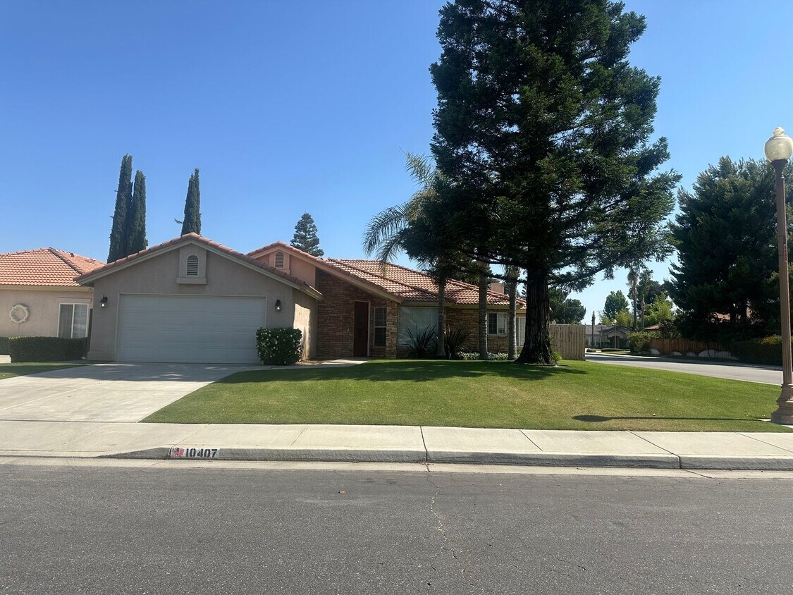 Foto principal - READY NOW! Corner home with a private SPAR...