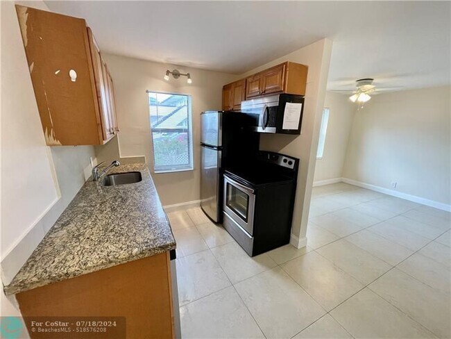 Building Photo - 607 NE 29th Dr
