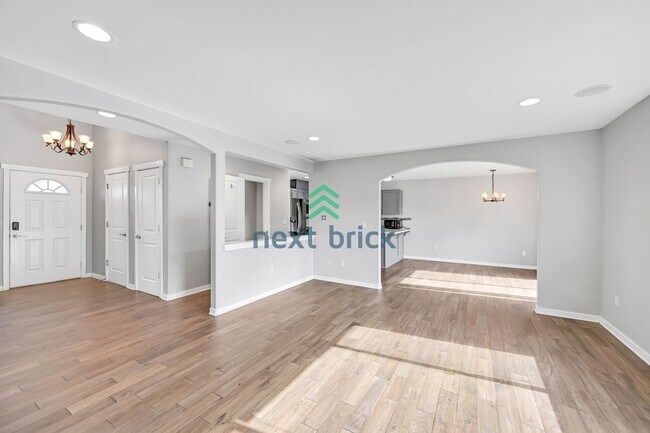 Building Photo - 3 BED & 2.5 BATH  FOR RENT
