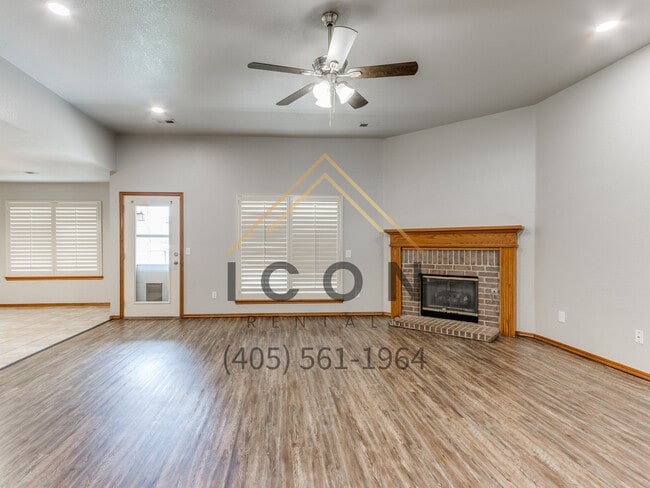 Building Photo - 313 E Plantation Terrace