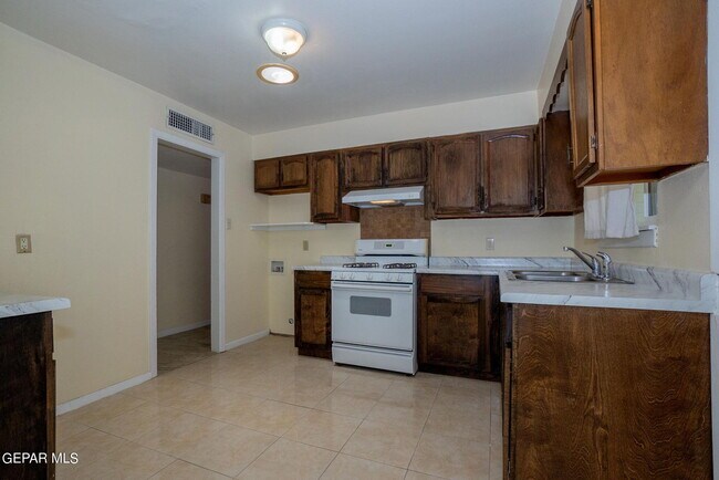 Building Photo - 8021 Cielo Vista Dr