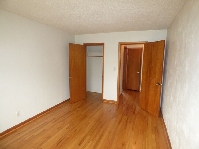 Building Photo - 955 Fir St S
