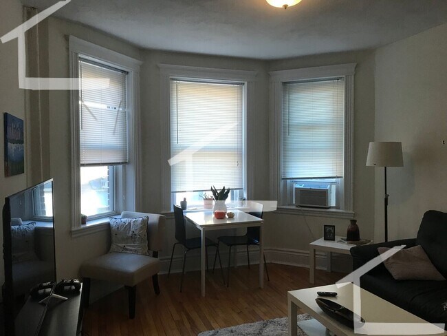 Foto del edificio - Spacious 2 Bed Just Steps From The Green Line