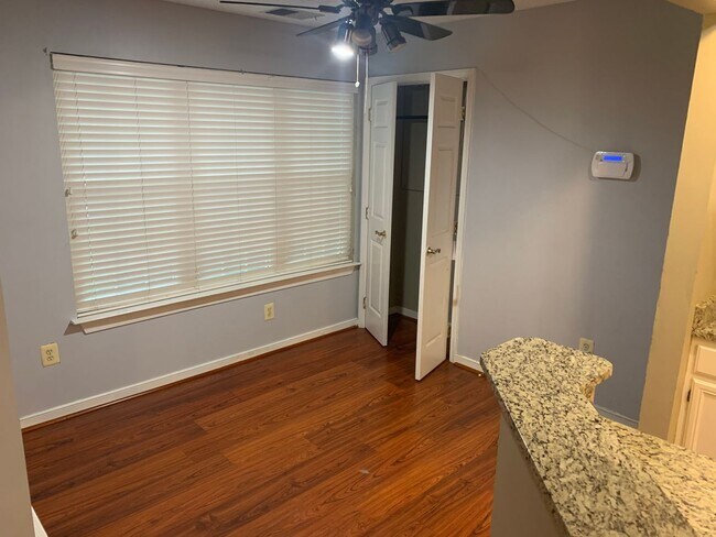 Foto del edificio - Nice Large Condo on Ground Level for Rent ...
