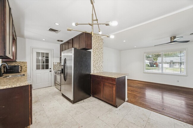 Foto del edificio - 4913 Nina Lee Ln