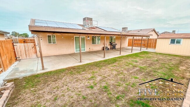 Building Photo - 713 Salazar Ave