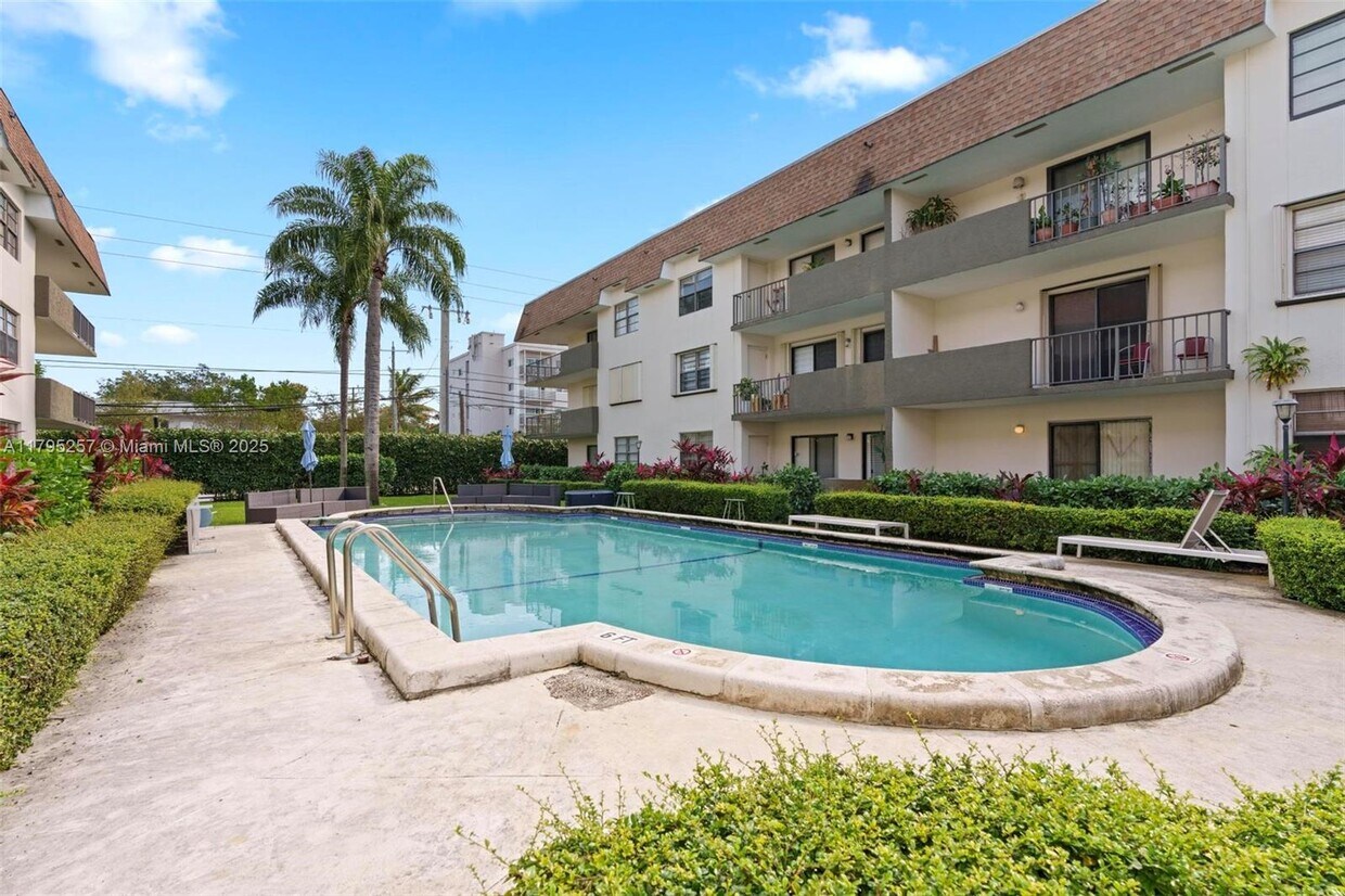 Foto principal - 9022 NE 8th Ave