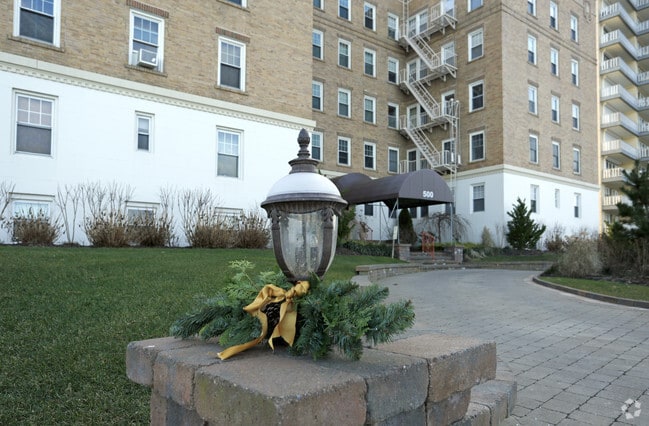 Building Photo - Lake Drive Court