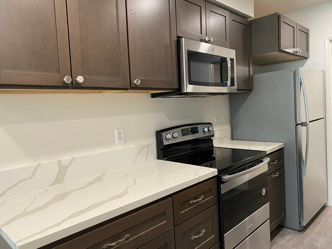 KITCHEN - 540 Kelton Ave