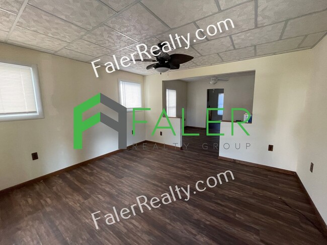 Building Photo - Spacious 2-bedroom Home