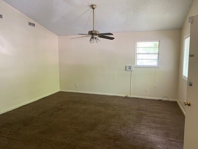 Building Photo - 3 Bedroom/1 Bath Home in Valdosta