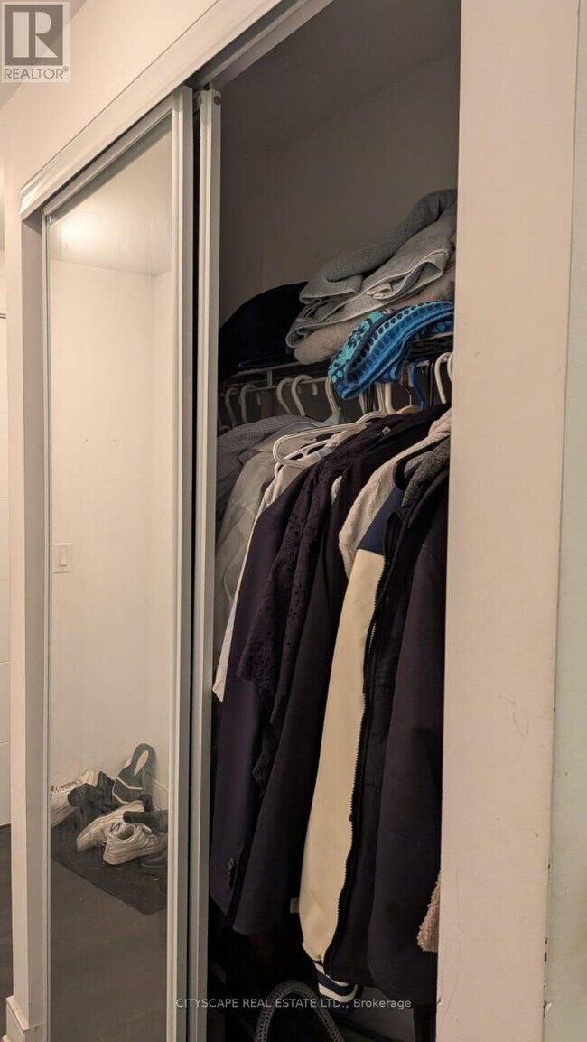 Photo du bâtiment - 525 Adelaide St W