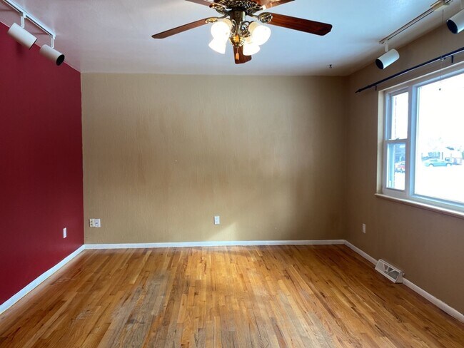 Building Photo - STUDENTS WELCOME! Spacious Ranch Home w/ F...