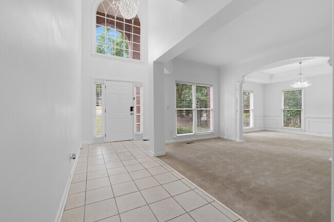Foto del edificio - Spacious Renovated Home on a Quiet Cul-de-Sac Single-family · Professionally managed · Move-in ready