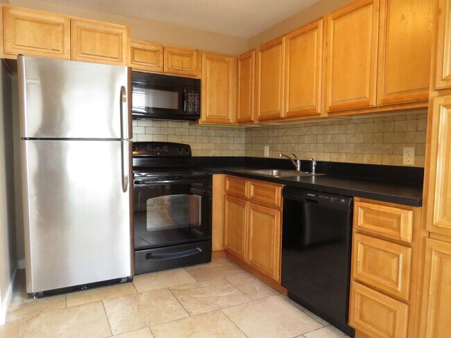 Foto del edificio - Spacious 3 Bedroom Townhome