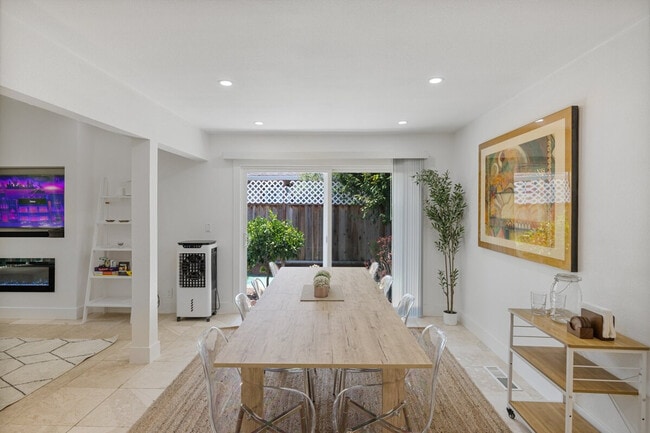 Building Photo - 15555 Union Ave