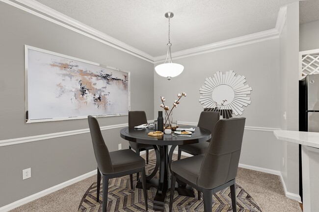 9 Foot Ceiling with Crown Molding - Summer Cove Apartments