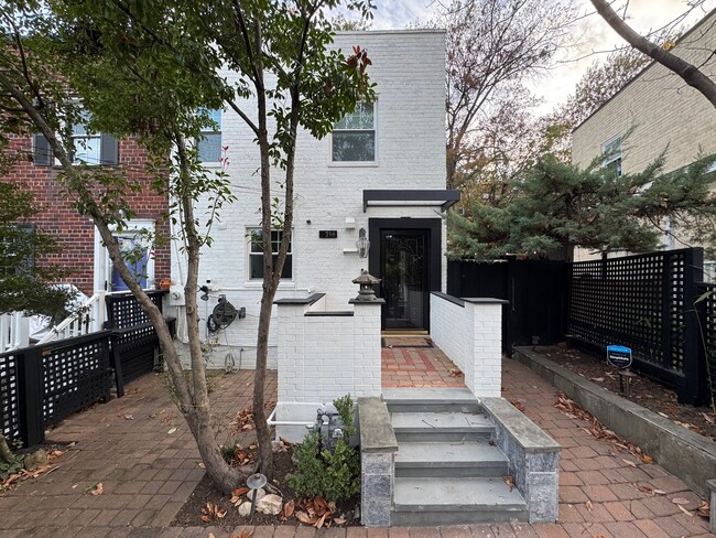 Building Photo - Stylish 3 Bed 1 Bath Townhome With A Fence...