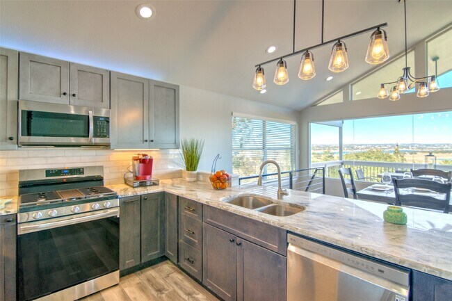 Foto del edificio - 1526 Lakeside Dr W