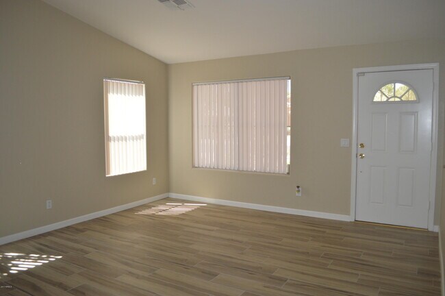Foto del edificio - 7344 E Medina Ave