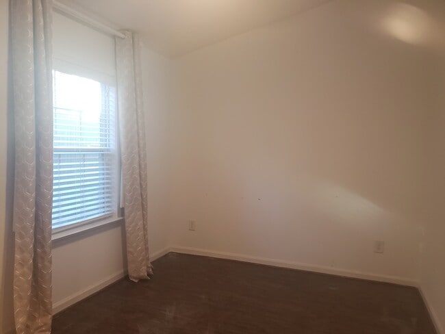 Building Photo - Five Points Cottage for lease!