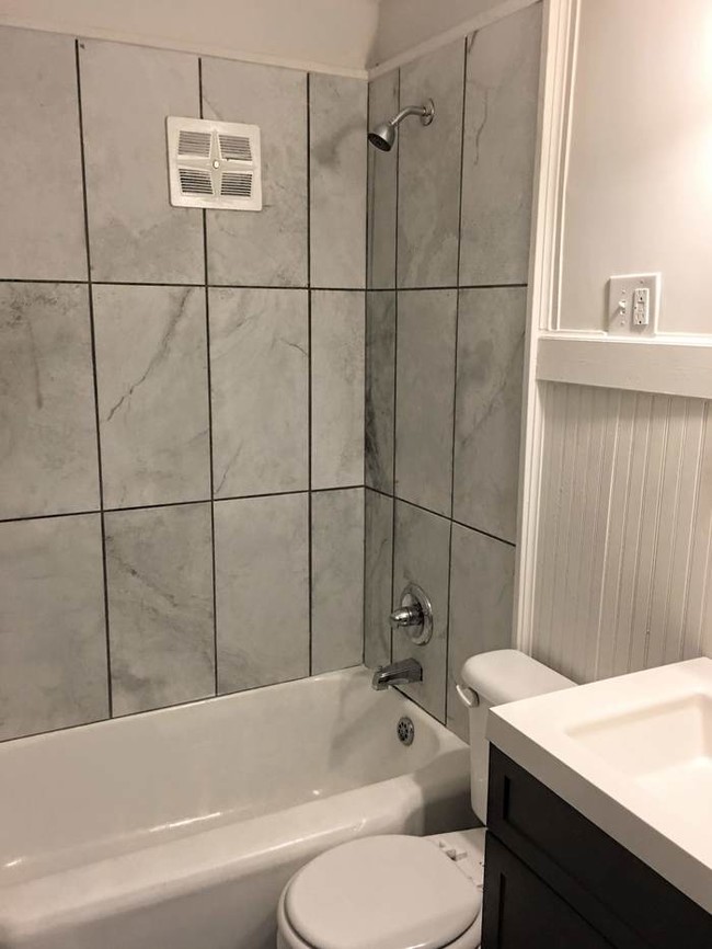 Building Photo - Remodeled Downtown Apartment
