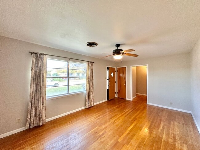 Building Photo - Price Drop!  Viewable Now!