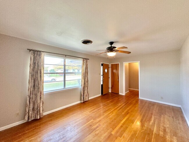 Foto del edificio - Price Drop!  Viewable Now!
