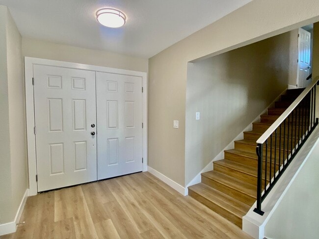 Foto del edificio - RECENTLY RENOVATED 4 BED, 2.5 BATH HOME ON CORNER LOT