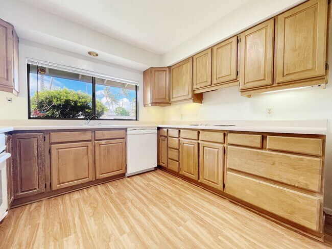 Building Photo - 4/2 Pet Friendly Spacious Beachside Kailua...