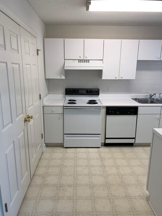 Foto del edificio - 2 bedroom 2 bath condo. Second Floor $1350/month