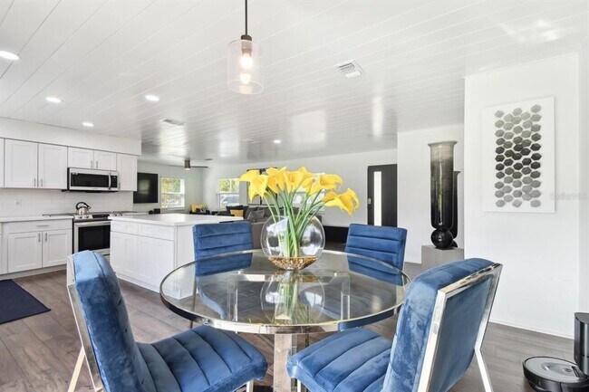 Building Photo - 31520 Hunt Club Ln