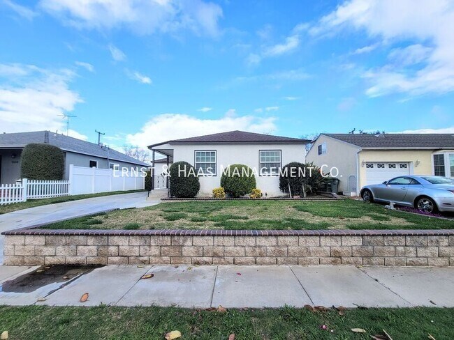 Foto del edificio - 5632 Hazelbrook Ave