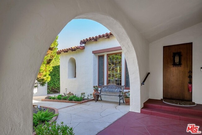 Building Photo - 10630 Wellworth Ave