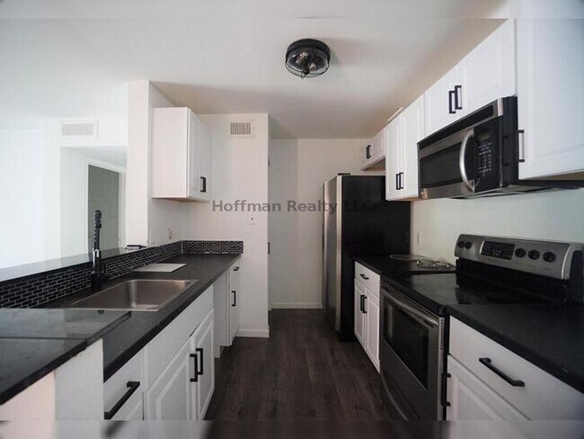 Building Photo - Spacious 1-Bedroom Condo with Modern Upgra...