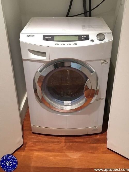 Foto del edificio - 317 E 10th St